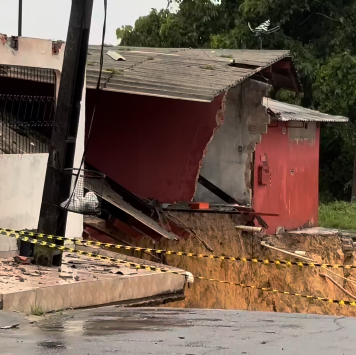 VÍDEO: Casa é engolida por cratera durante chuva em Manaus