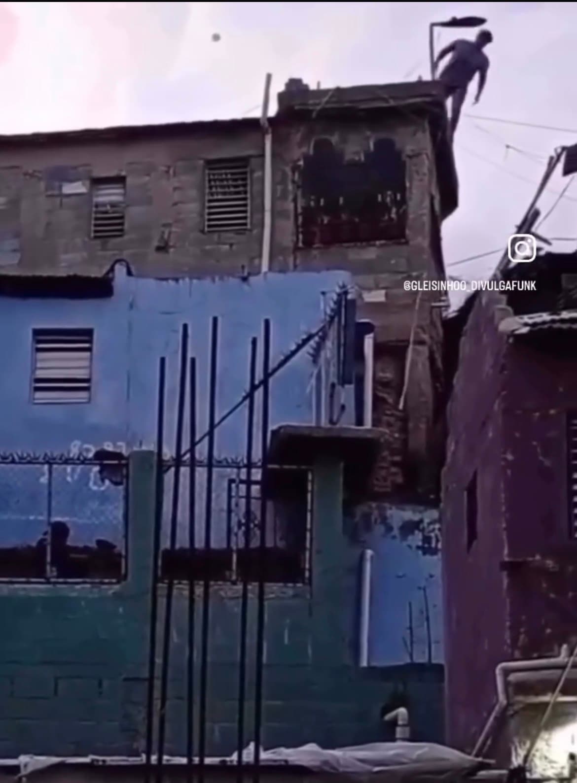 Vídeo mostra momento em que homem é baleado e despenca de morro durante megaoperação no RJ