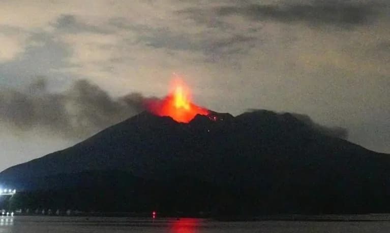 Erupção de vulcão no Japão levanta coluna de 4,4 km de cinzas