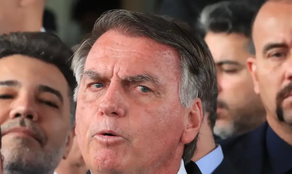 Bolsonaro nega intenção de fugir e diz que sofreu surto