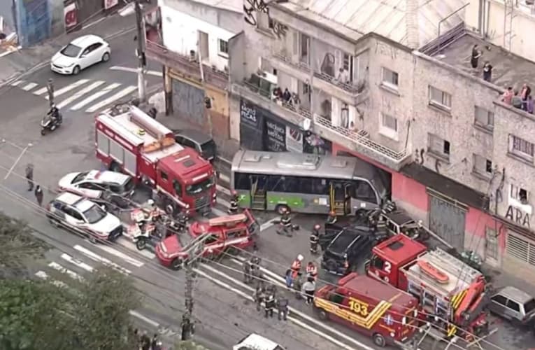 Micro-ônibus atinge carro e invade casa na zona norte de São Paulo