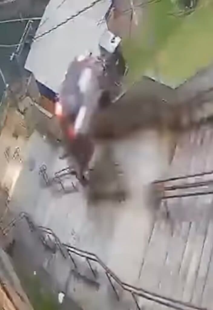 VÍDEO: Motorista perde controle e carro despenca em escadaria em SP