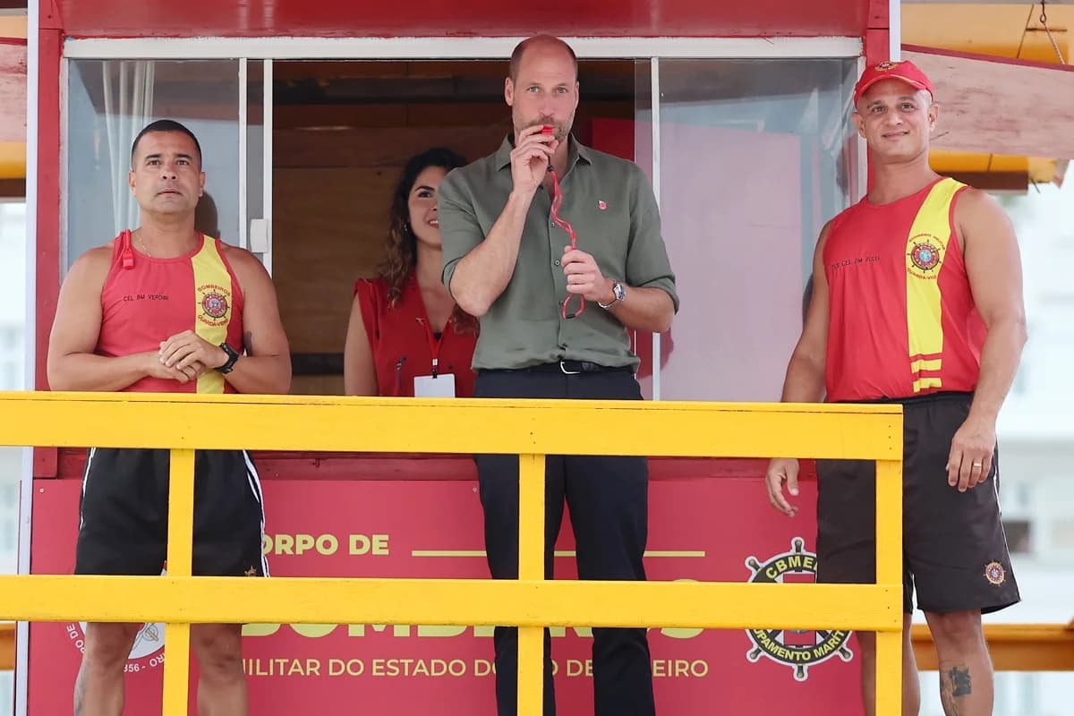Príncipe William visita Copacabana e acompanha simulação de resgate no mar