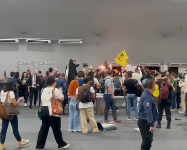 Manifestantes invadem blue zone na COP30 e deixam um segurança ferido