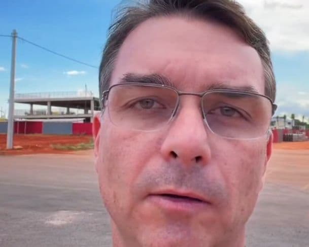 Flávio Bolsonaro convoca seguidores para virgília por Jair Bolsonaro &#8220;pela saúde dele e pela volta da democracia&#8221;