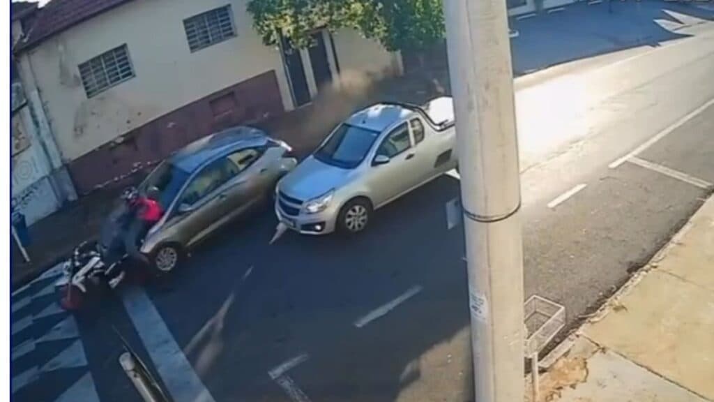 VÍDEO: Motociclista parado em semáforo “voa” após ser atropelado por carro, em SP