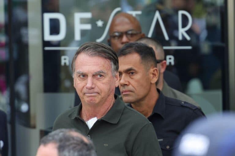 Prisão sem algemas e longe das câmeras: o que levou Moraes a determinar a nova detenção de Bolsonaro