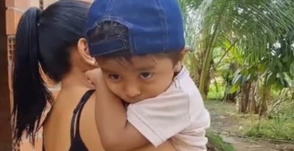 Menino salvo de engasgo morre após cair em fossa em construção no AM