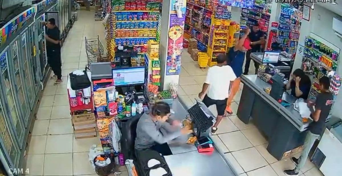 Assaltante faz disparo para o alto durante roubo a mercadinho em Manacapuru