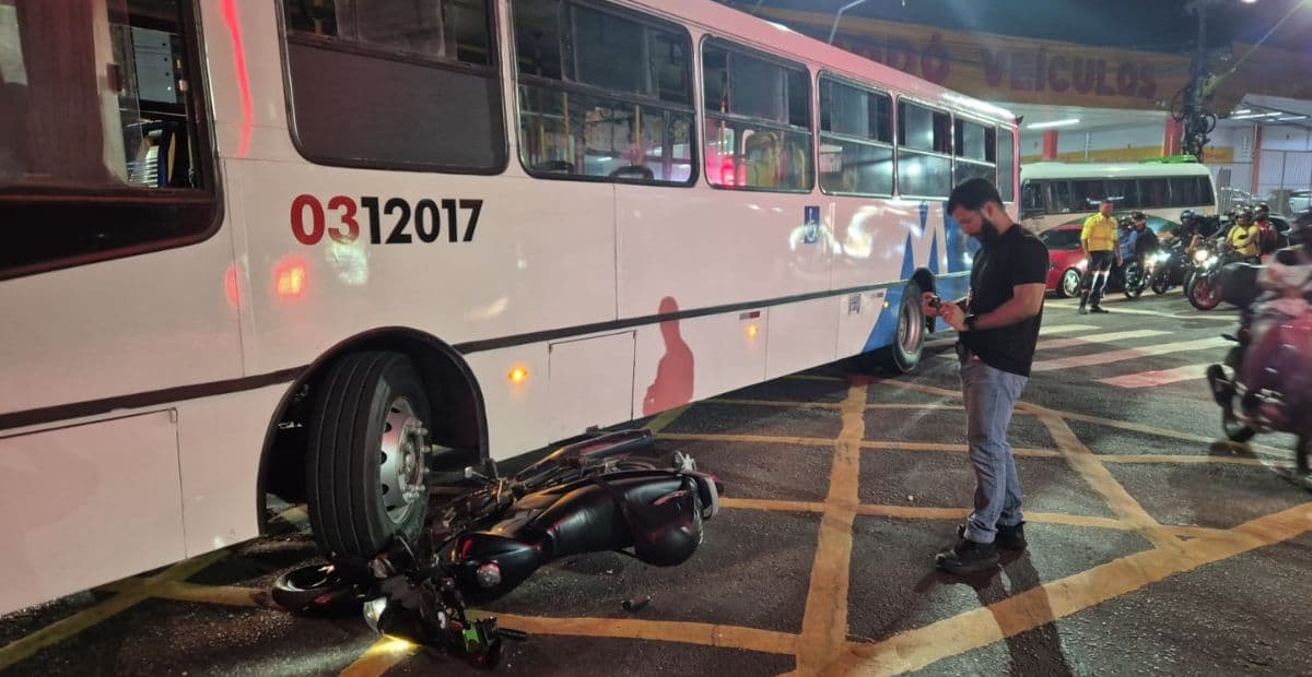 Motocicleta fica presa sob ônibus após colisão na Av. Mário Ypiranga; vídeo