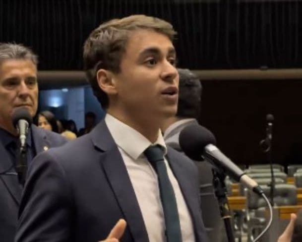Nikolas Ferreira nega que tenha recebido orientação de “proibição” de uso de celular durante visita a Bolsonaro