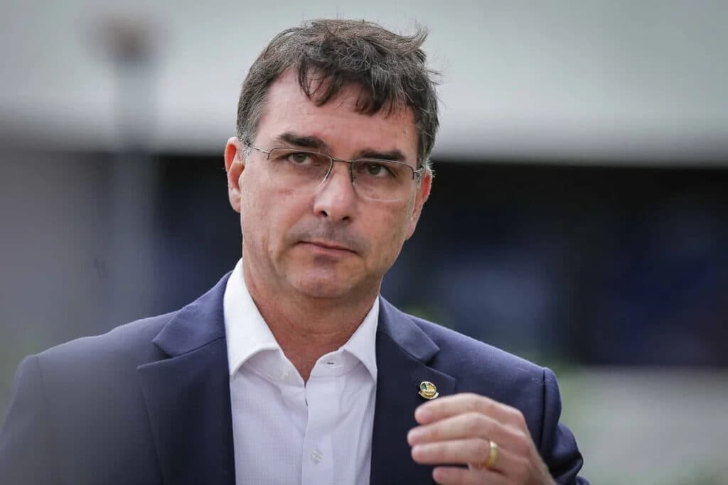 Bolsonaro teria feito pedido direto a Motta e Alcolumbre para pautar anistia, diz Flávio