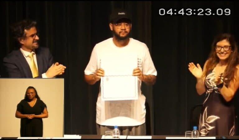 Emicida recebe título de Doutor Honoris Causa da UFRGS e celebra força da educação pública