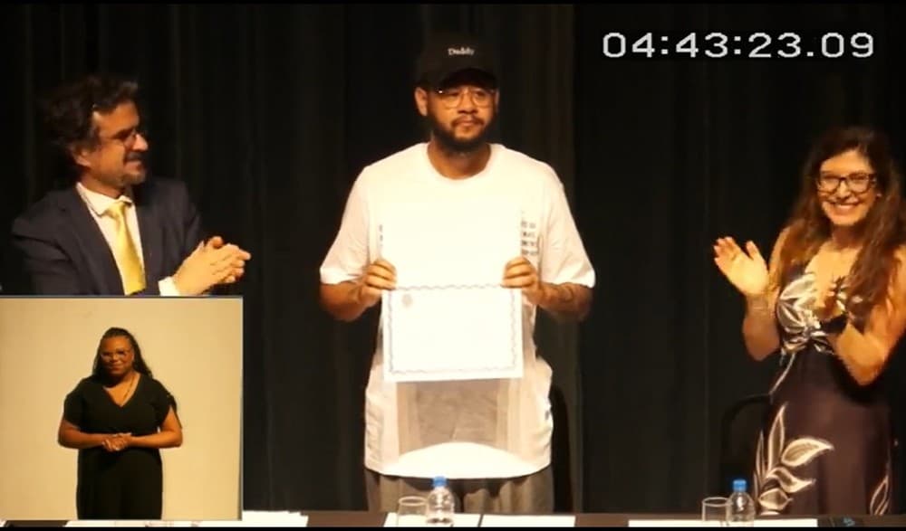 Emicida recebe título de Doutor Honoris Causa da UFRGS e celebra força da educação pública