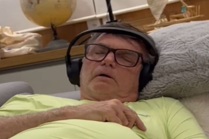 VÍDEO: Carlos Bolsonaro compartilha imagem do pai soluçando enquanto dorme