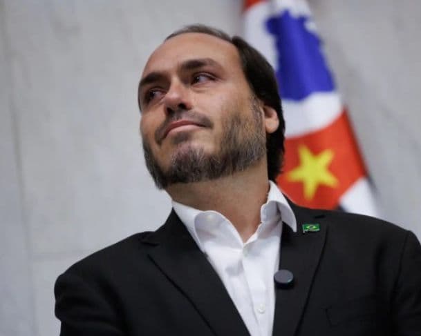 Carlos Bolsonaro lembra do pai e chora durante homenagem na Alesp: &#8220;Quanta desumanidade estão fazendo com ele&#8221;