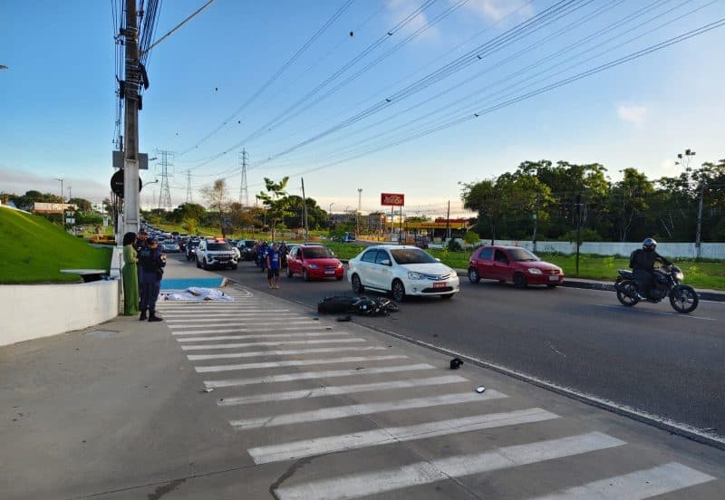 Motociclista morre ao bater em poste na avenida das Torres