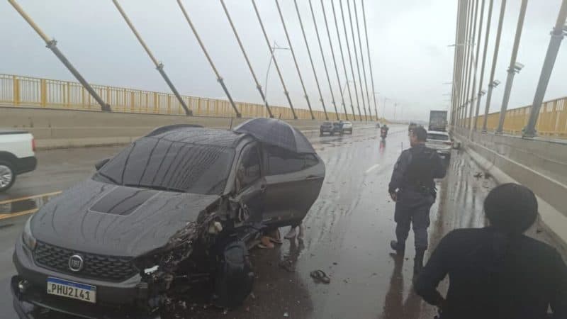Carros batem de frente na Ponte Rio Negro na véspera de Natal em Manaus