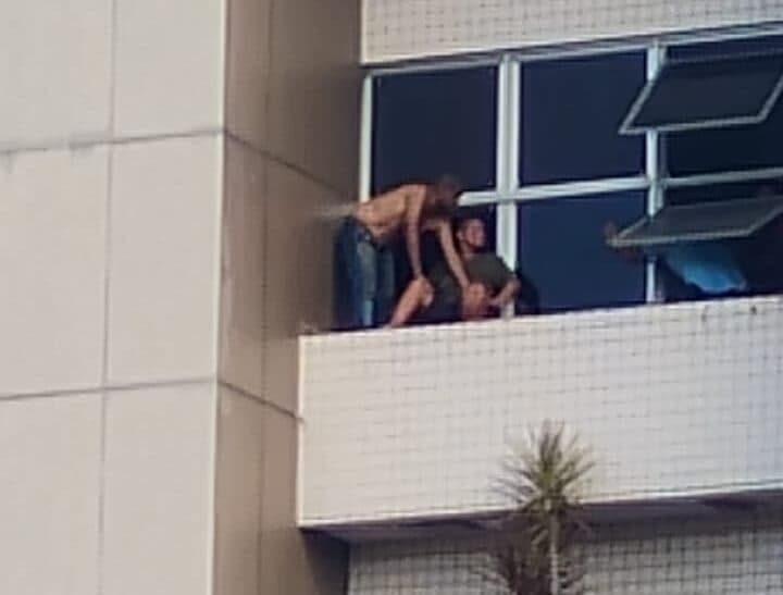 VÍDEO: Homem faz refém em janela do Hospital João Lúcio em Manaus