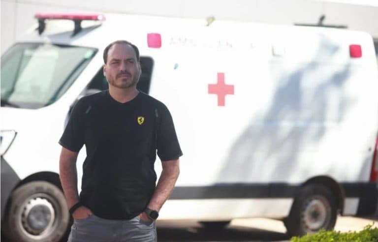 Carlos Bolsonaro fica do lado de fora de hospital: “É o que me resta fazer”