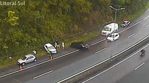 VÍDEO: Motorista perde controle e atinge policiais que atendiam acidente em rodovia de SC
