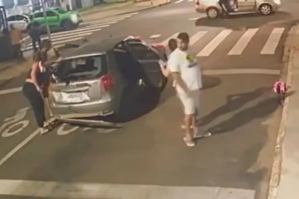 Motociclista é arremessada contra carro em acidente registrado por câmeras