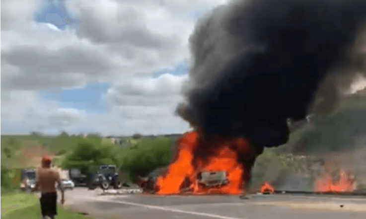 Bahia: Carros colidem de frente, pegam fogo e dez ocupantes morrem presos nas ferrangens
