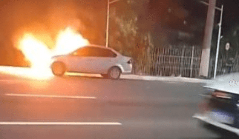 VÍDEO: Incêndio destrói carro em avenida movimentada de Manaus