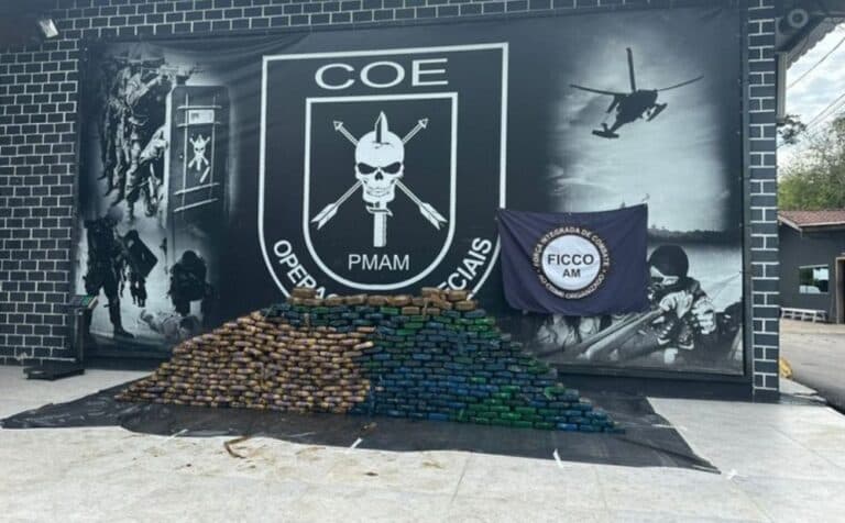 PF apreende 370 kg de cocaína em balsa no Rio Solimões, próximo a Anamã