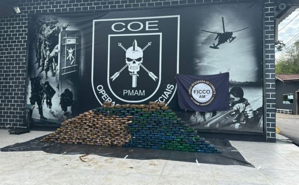 PF apreende 370 kg de cocaína em balsa no Rio Solimões, próximo a Anamã