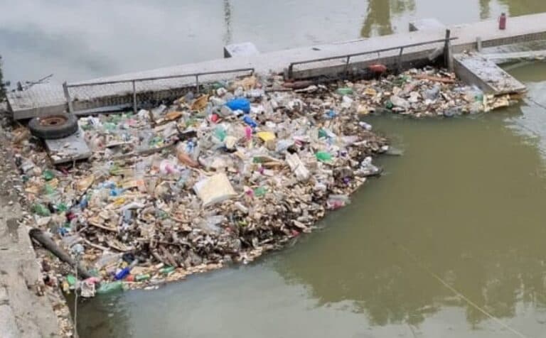 Trabalhadores encontram parte de corpo humano presa em eco-barreira no bairro Alvorada
