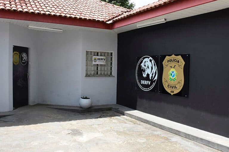 Criminosos são presos suspeitos de roubar 9 veículos do parqueamento de delegacia em Manaus