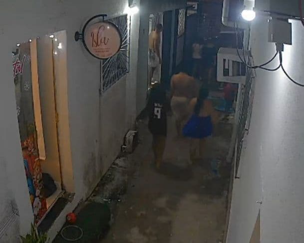 Dona de salão de beleza arma emboscada para rivais e esfaqueia duas mulheres no bairro Flores