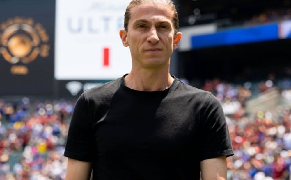 Filipe Luís aceita proposta do Flamengo, mas salário da comissão técnica emperra acordo