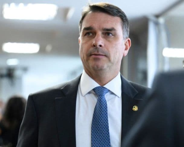 Políticos da esquerda comentam indicação de Flávio Bolsonaro: “Estupidez de Jair Bolsonaro”