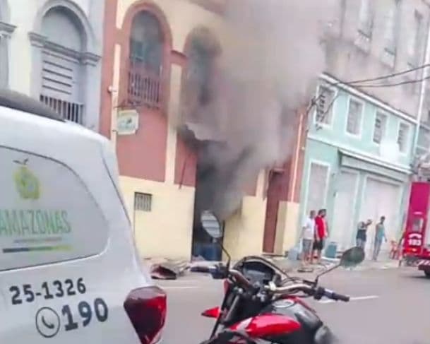 Incêndio atinge estabelecimento comercial no Centro de Manaus neste domingo