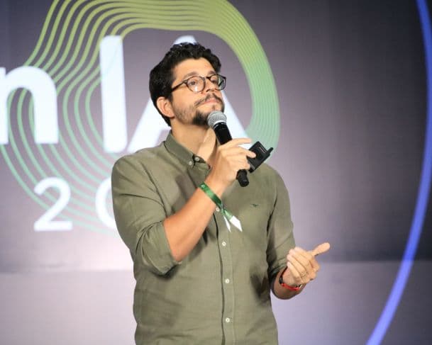 “A Inteligência Artifícial não vai substituir vocês” Afirma Felipe Hatab em palestra no AmazonIA Summit 2025