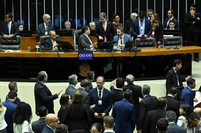 Congresso mantém Lei Felca e acelera regras para proteção digital de crianças e adolescentes