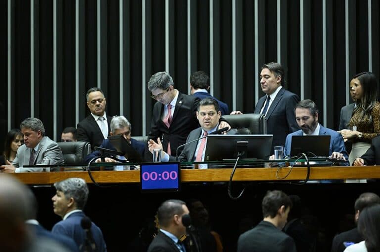 Congresso aprova LDO de 2026 em votação acelerada e discussão sobre verbas eleitorais domina sessão