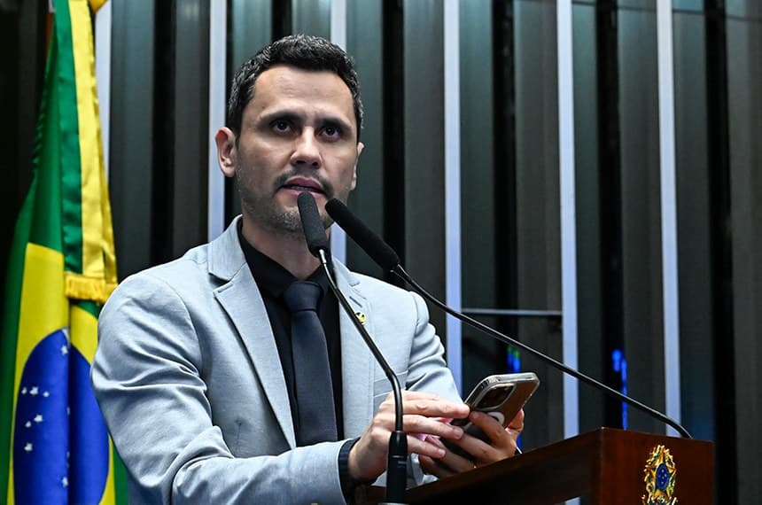 Cleitinho sai em defesa de Michelle Bolsonaro sobre manifestação politica no Ceará