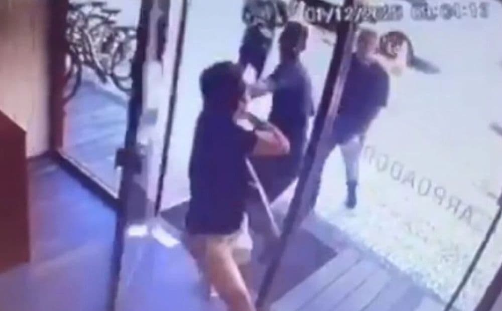 Turista é alvo de roubo na porta de hotel de luxo no RJ; veja vídeo