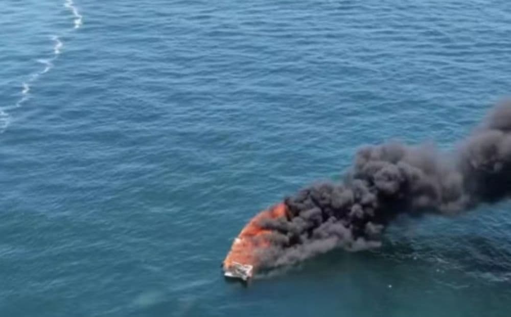 Lancha pega fogo e deixa cinco feridos no Rio de Janeiro
