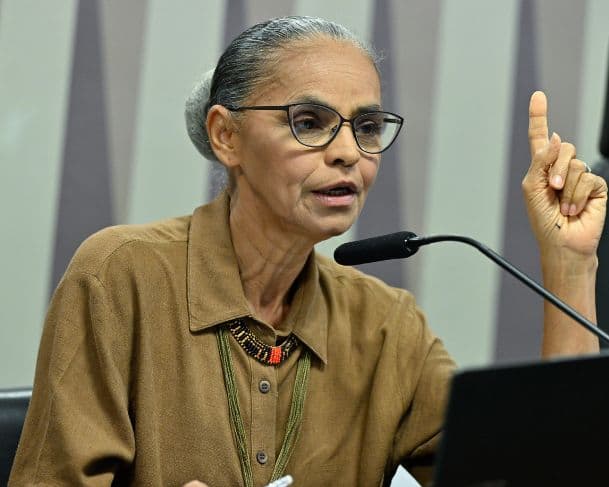 Marina Silva é internada com fratura na vértebra por mover vaso de planta