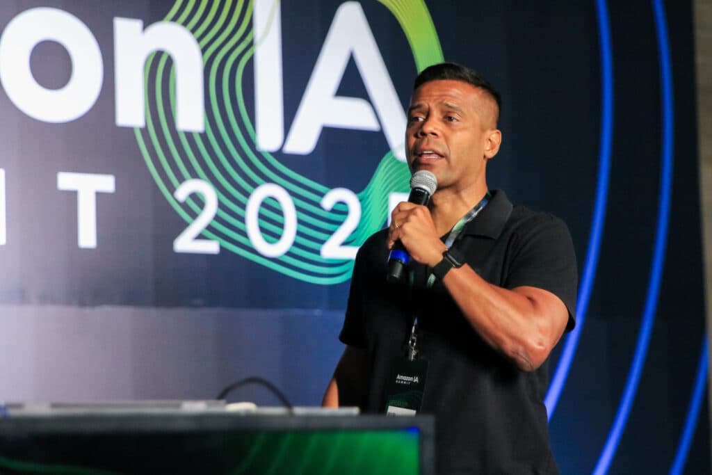 Amazon IA Summit 2025: Maurílio Nunes encerra evento falando sobre liderança com inteligência na era digital