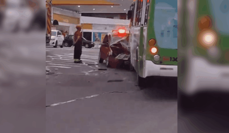 VÍDEO: Motorista fica preso às ferragens em acidente entre carro e ônibus em Manaus