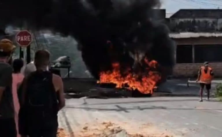 Há dias sem luz, moradores do Manoa queimam pneus em protesto contra Amazonas Energia