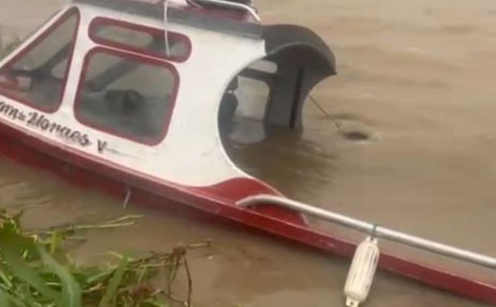 Embarcação naufraga durante temporal no Rio Solimões