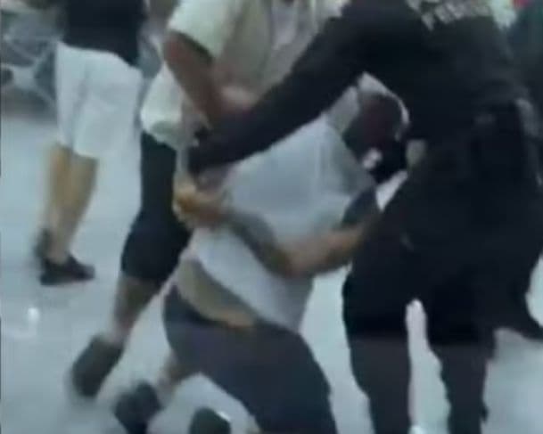 Passageiro perde voo e quebra tudo em área de embarque no Aeroporto de Recife