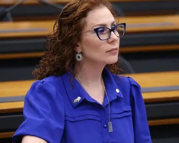 Carla Zambelli é transferida de cela após sofrer agressão em prisão