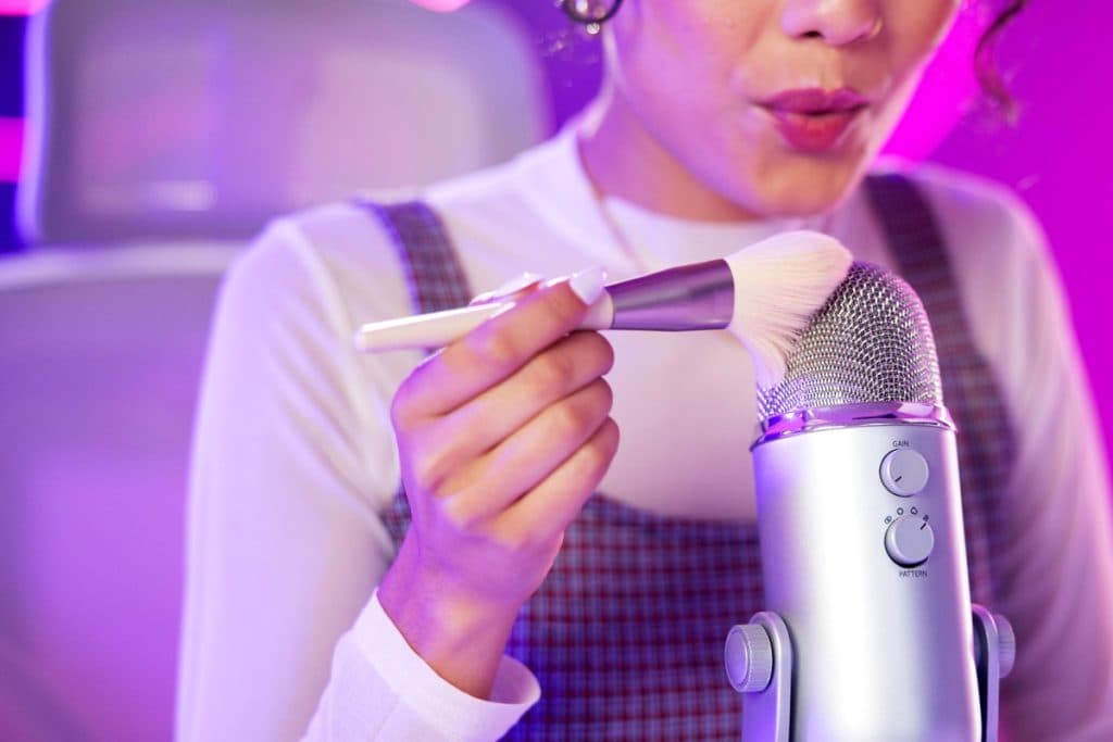 Sussurros que relaxam: por que vídeos de ASMR viraram febre para dormir melhor e aliviar o estresse